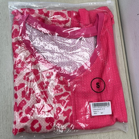 💥3/$15💥 NEW - Rose Cheetah Patchwork Short Sleeve Top - Size Small - Picture 10 of 11